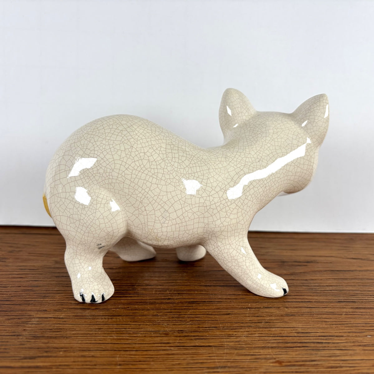 Vintage beeld kat met bloemen