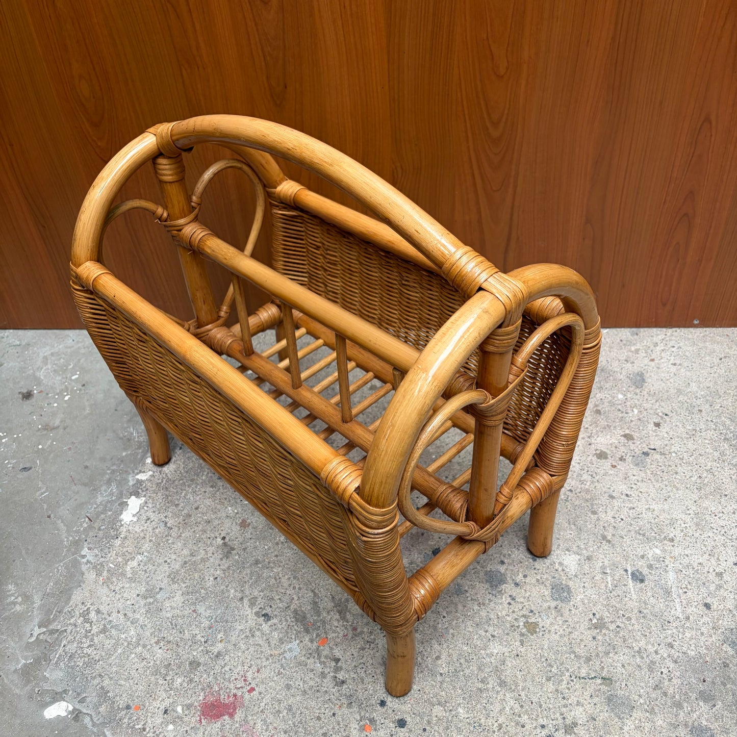 Vintage rotan krantenbak