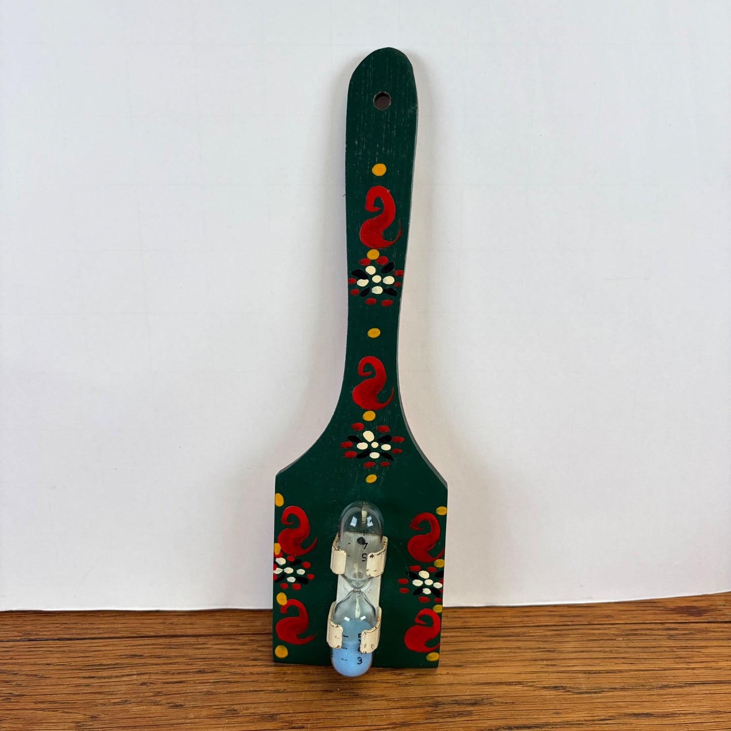 Vintage zandloper houten spatel groen geschilderd