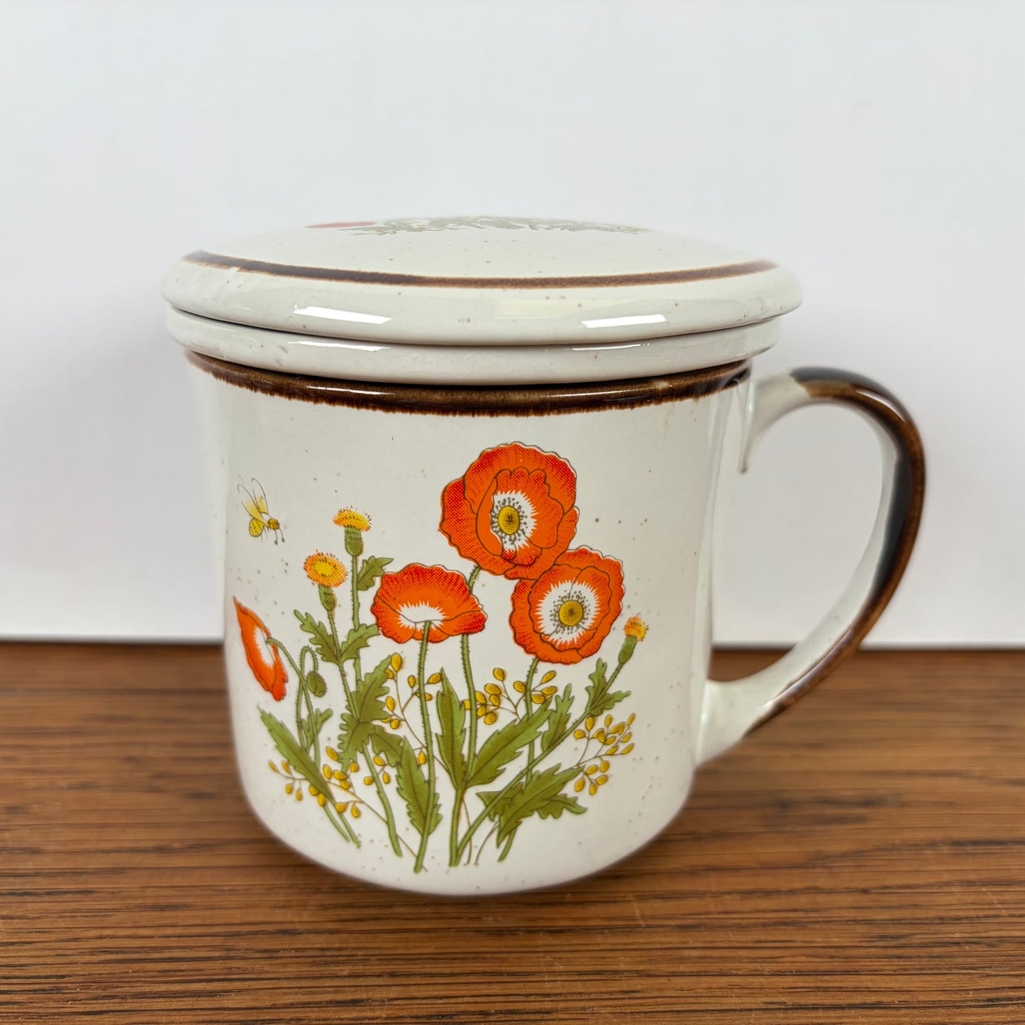 Vintage theekopje met deksel en zeef klaprozen