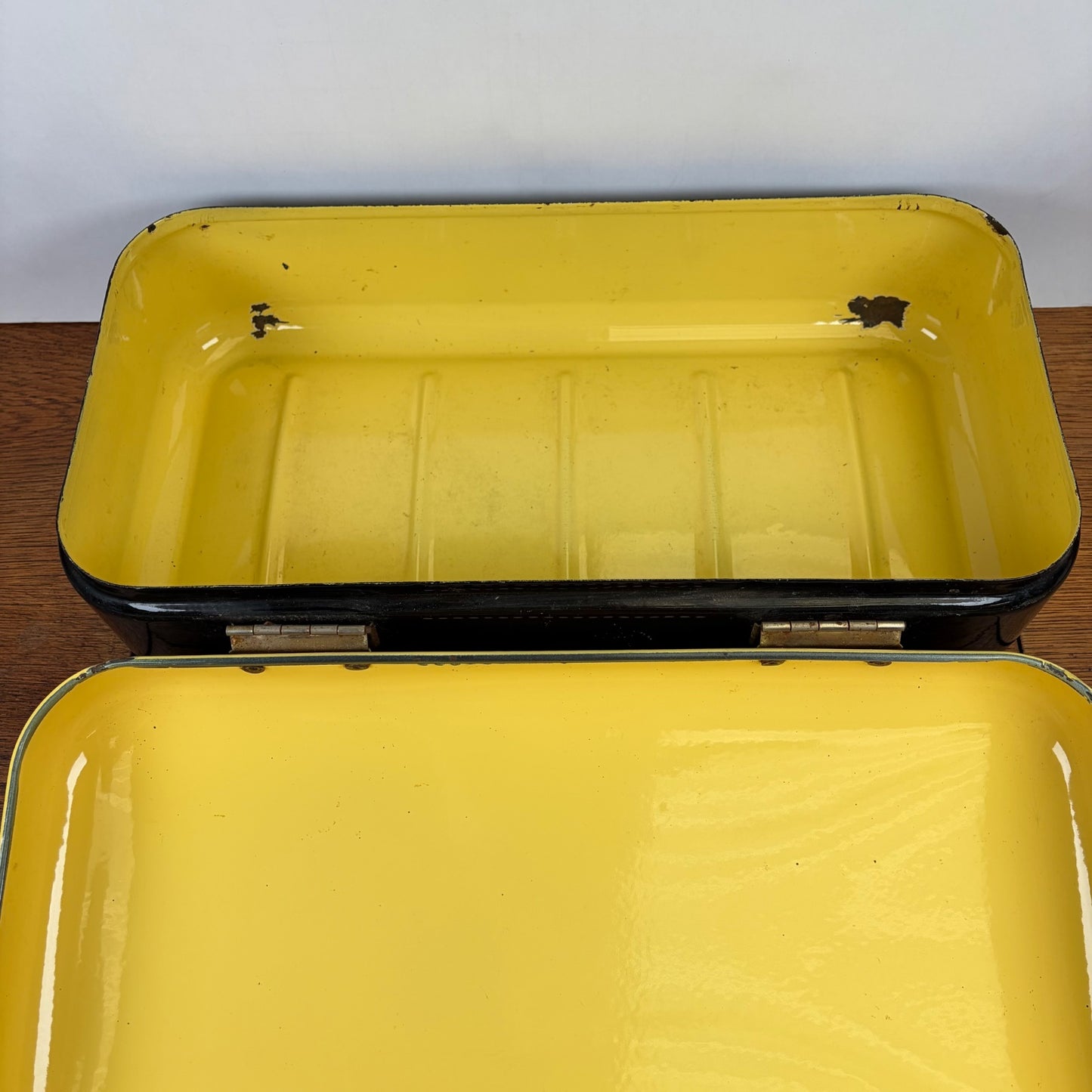 Vintage emaille broodtrommel geel zwart