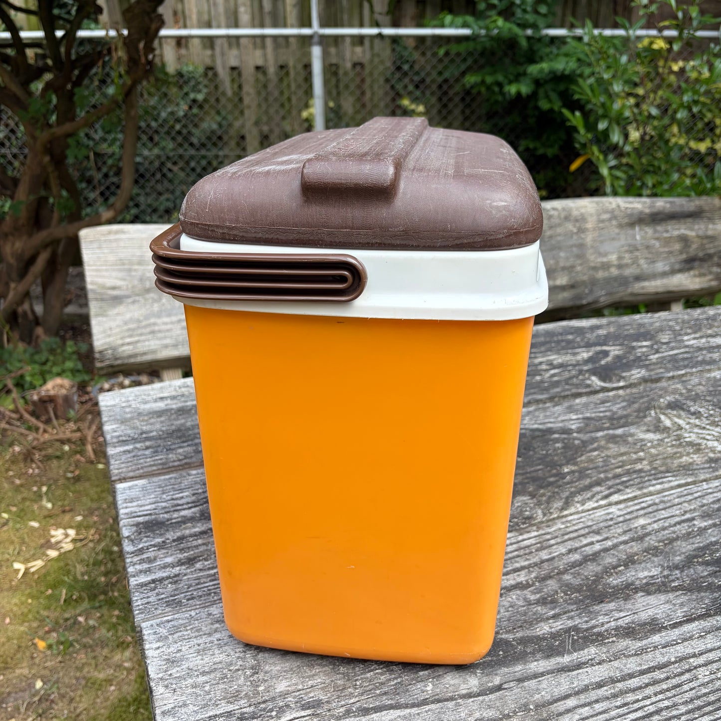 Vintage oranje curver koelbox