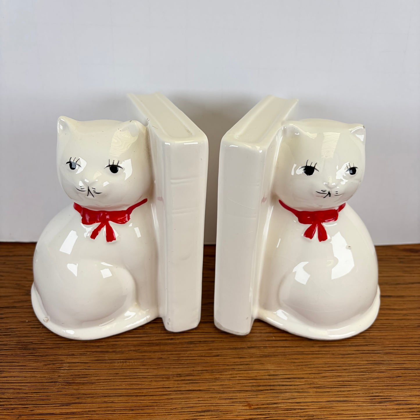 Vintage boekensteunen katten