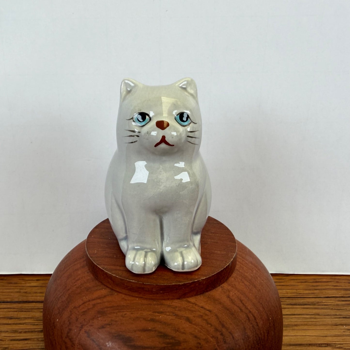 Vintage grijs keramiek kattenbeeldje