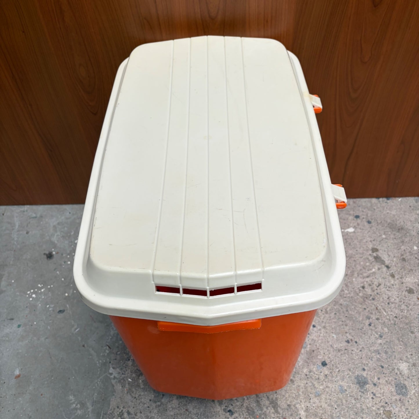 Vintage oranje curver wasmand met deksel