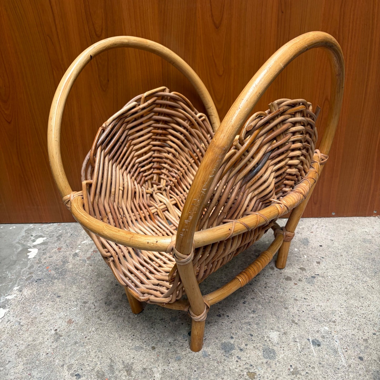 Vintage rotan krantenmand
