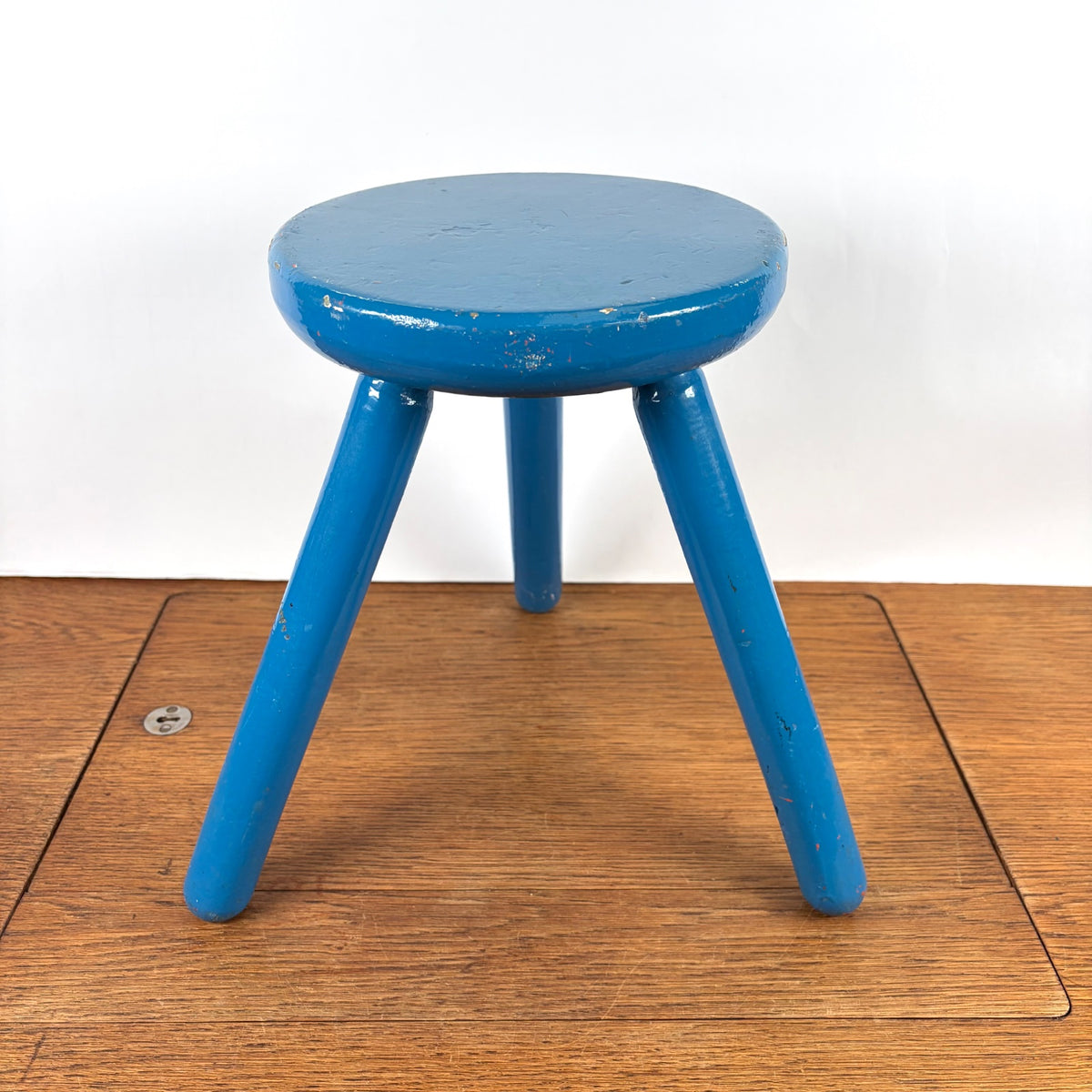 Vintage houten krukje blauw drie poot