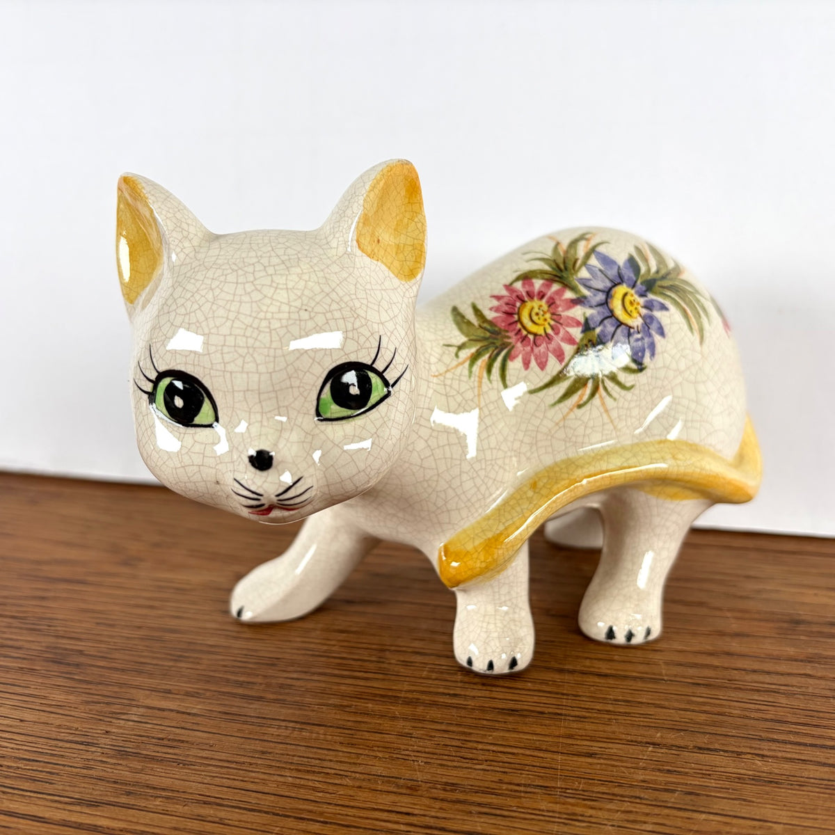 Vintage beeld kat met bloemen