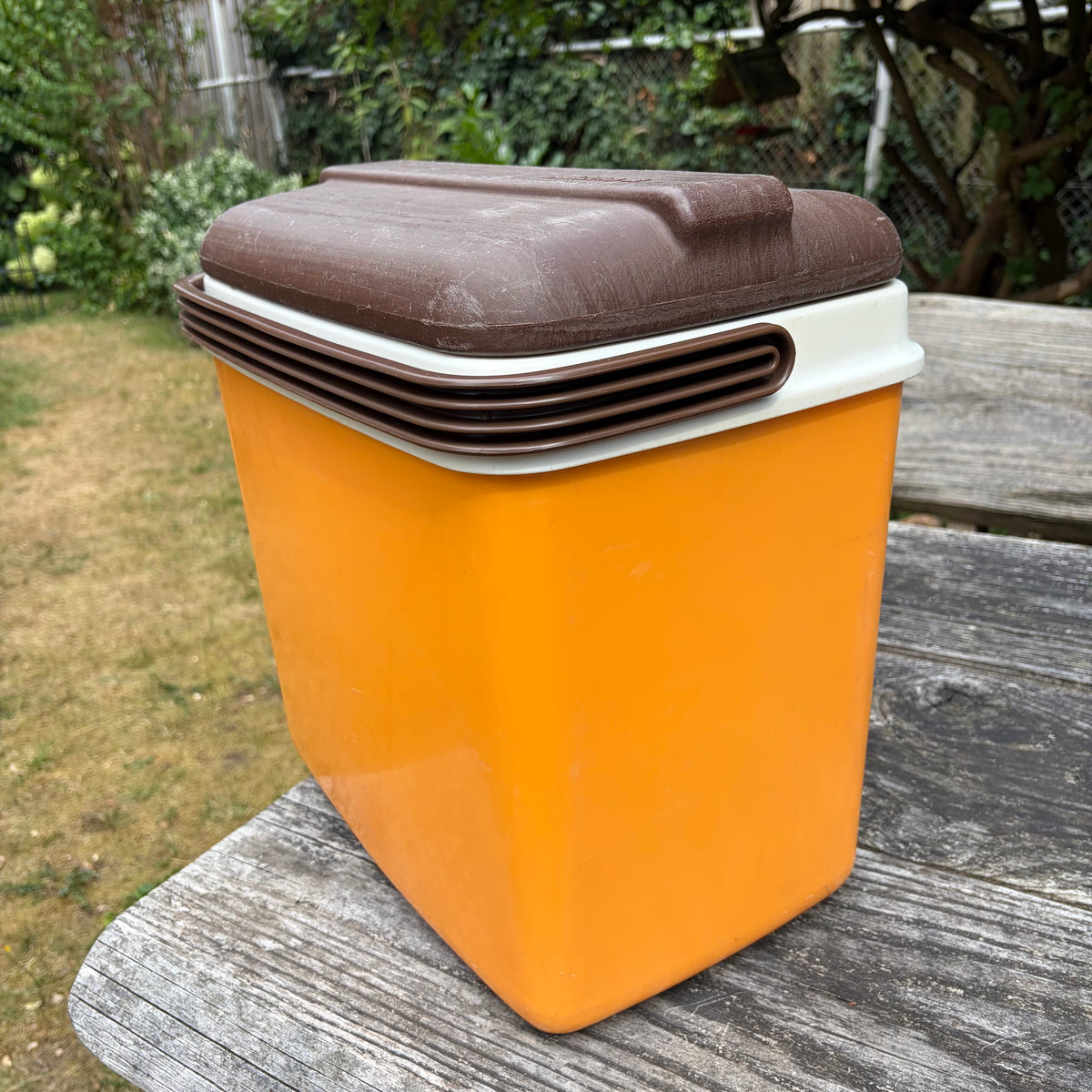 Vintage oranje curver koelbox