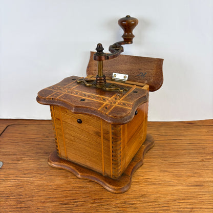 Vintage houten koffiemolen
