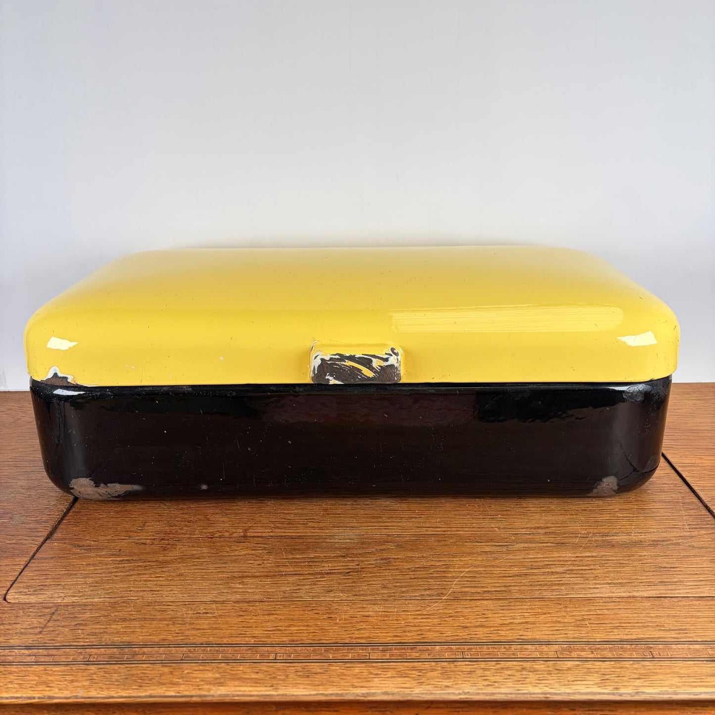 Vintage emaille broodtrommel geel zwart