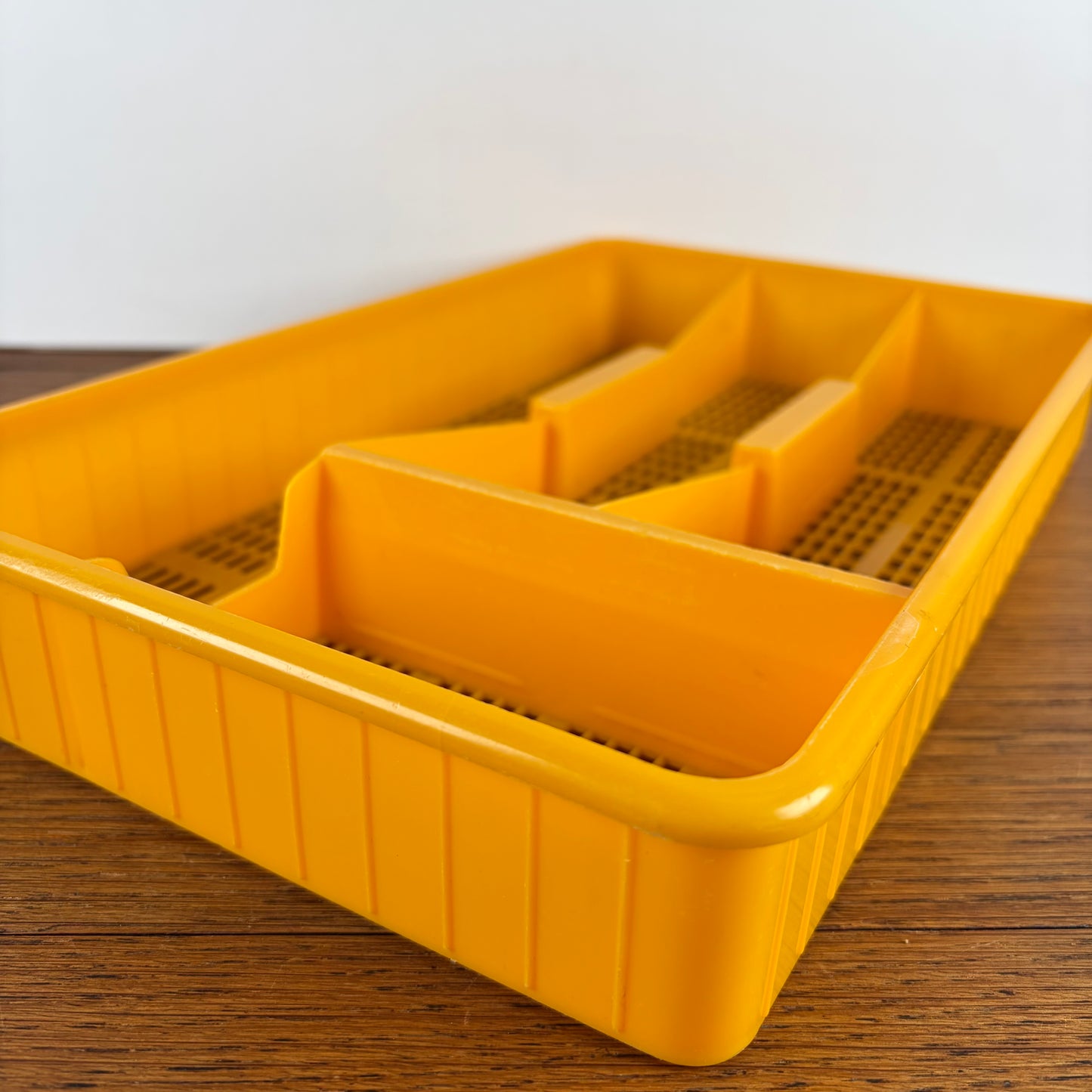 Vintage okergele bestekbak