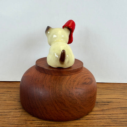 Vintage Vaga katje met rood pantoffeltje op oortje