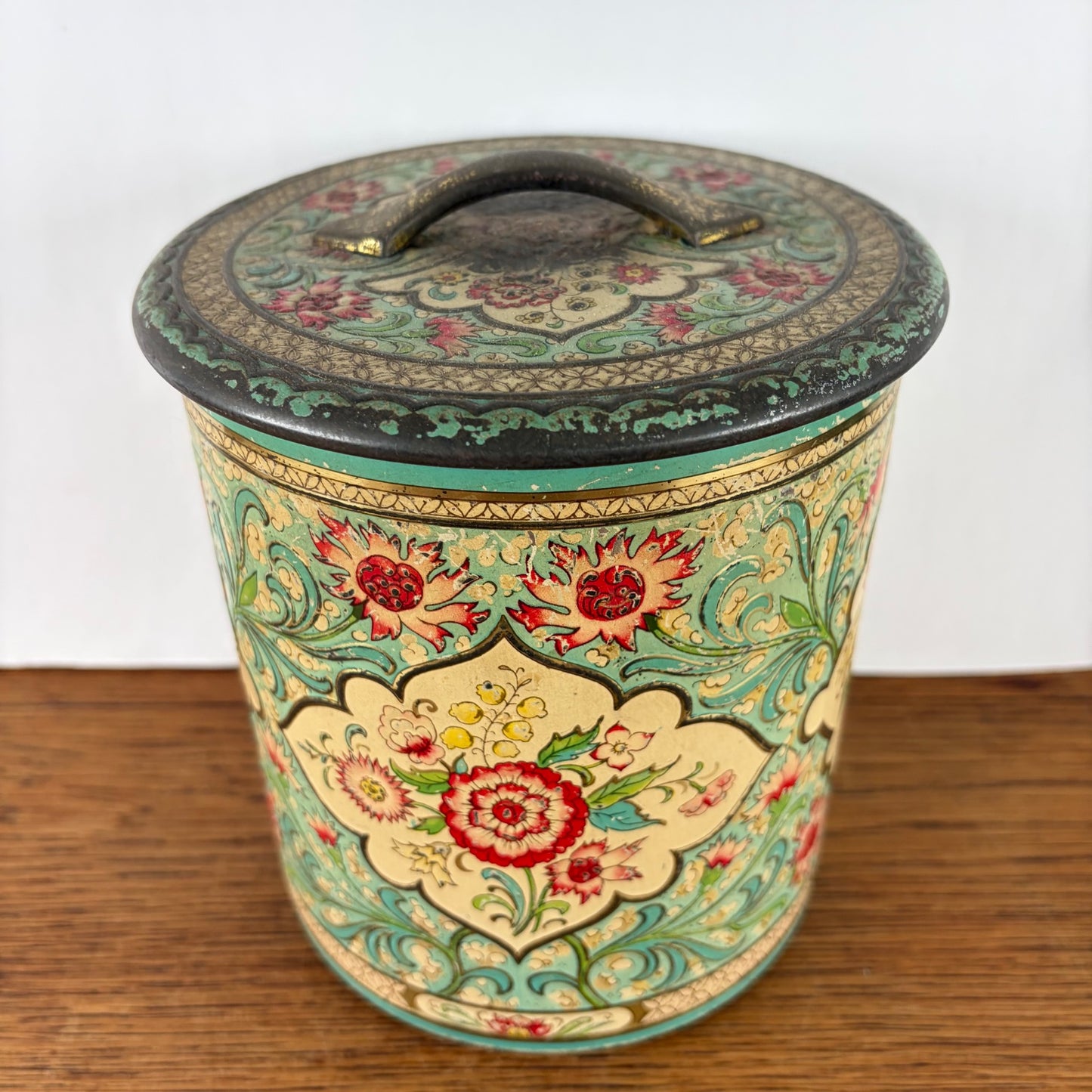 Vintage bloemen blik met relief