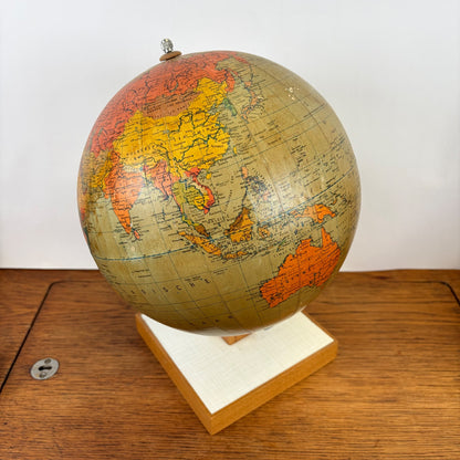 Vintage staatkundige wereldbol op houten voet jaren 60