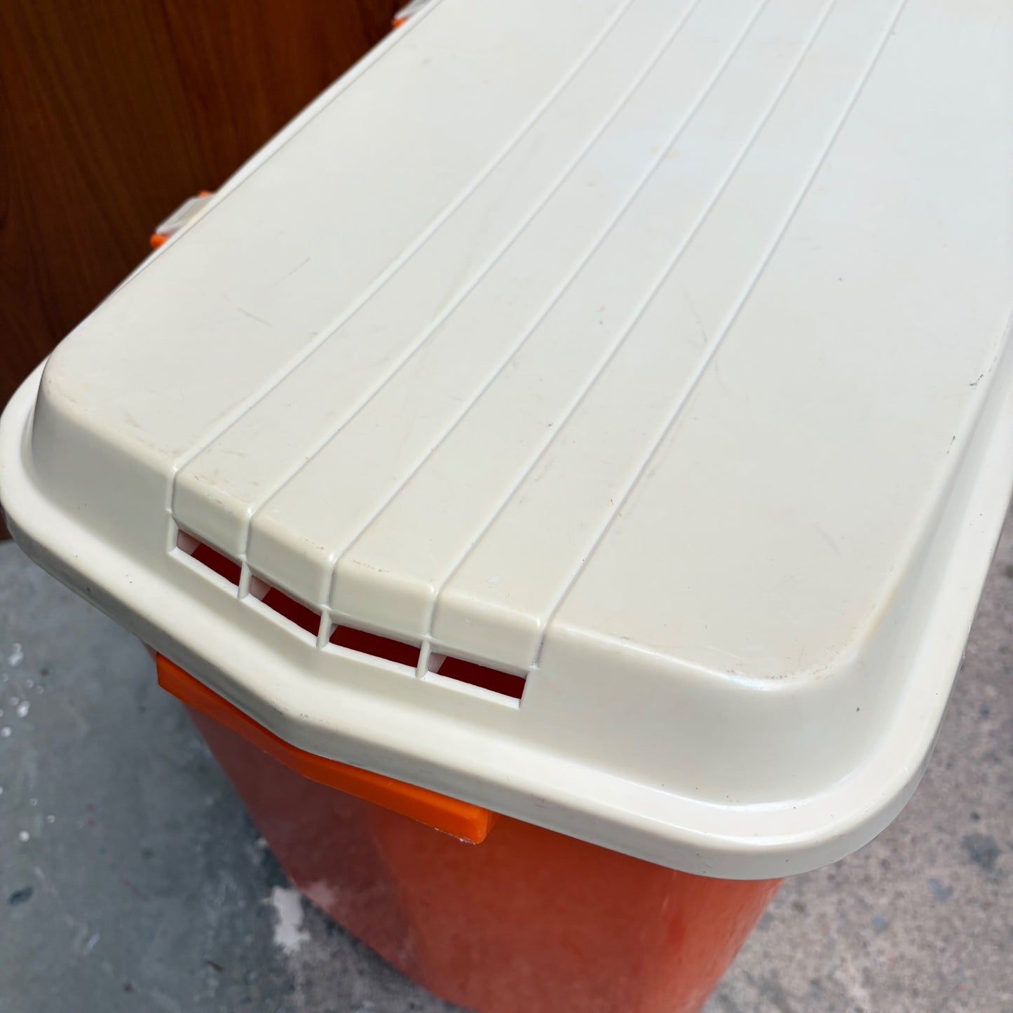 Vintage oranje curver wasmand met deksel