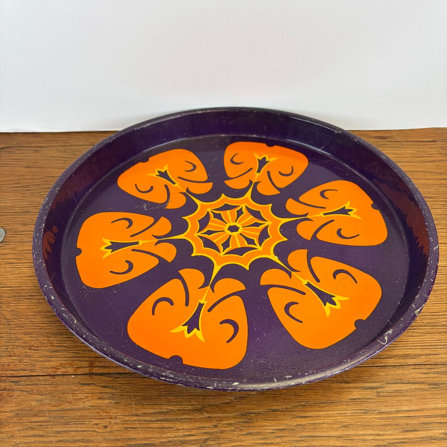 Vintage rond metalen dienblad paars oranje  motief