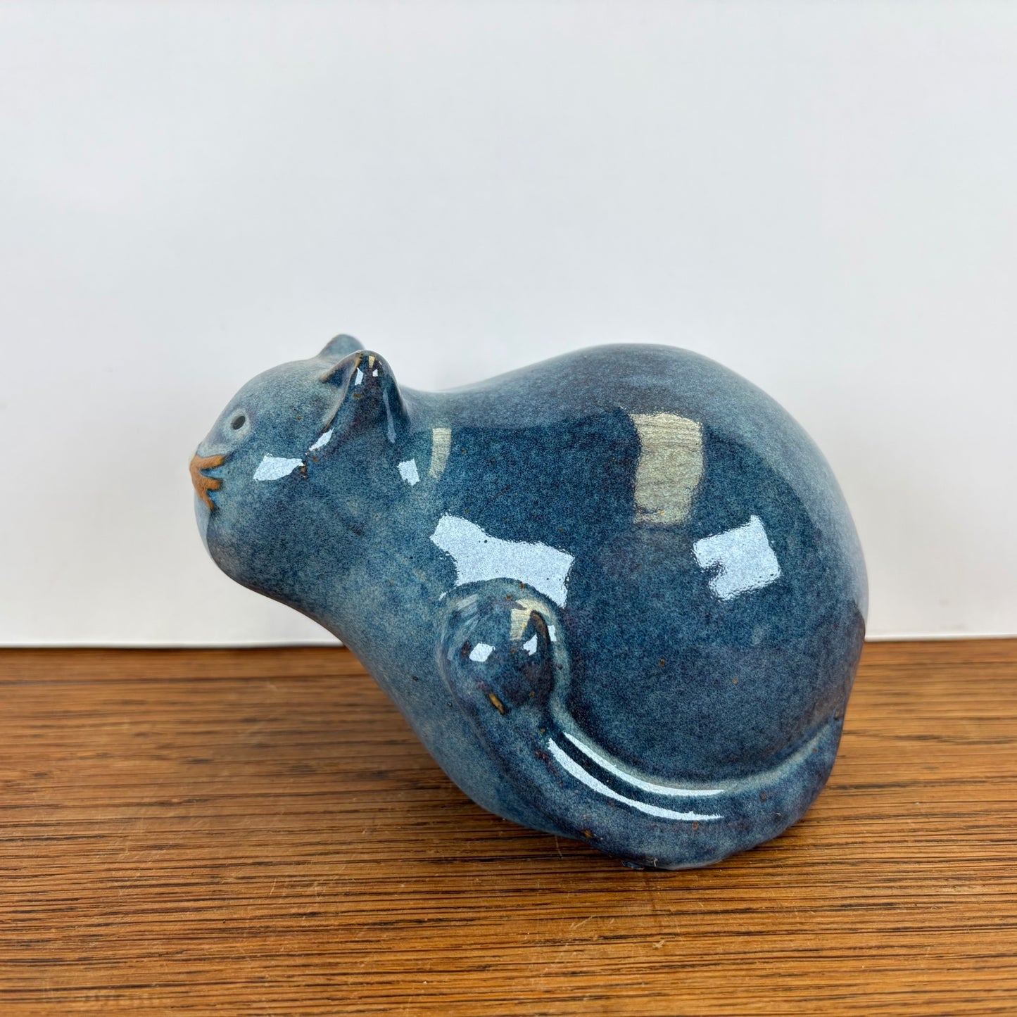 Vintage blauw geglazuurde keramieken kat