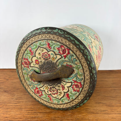 Vintage bloemen blik met relief