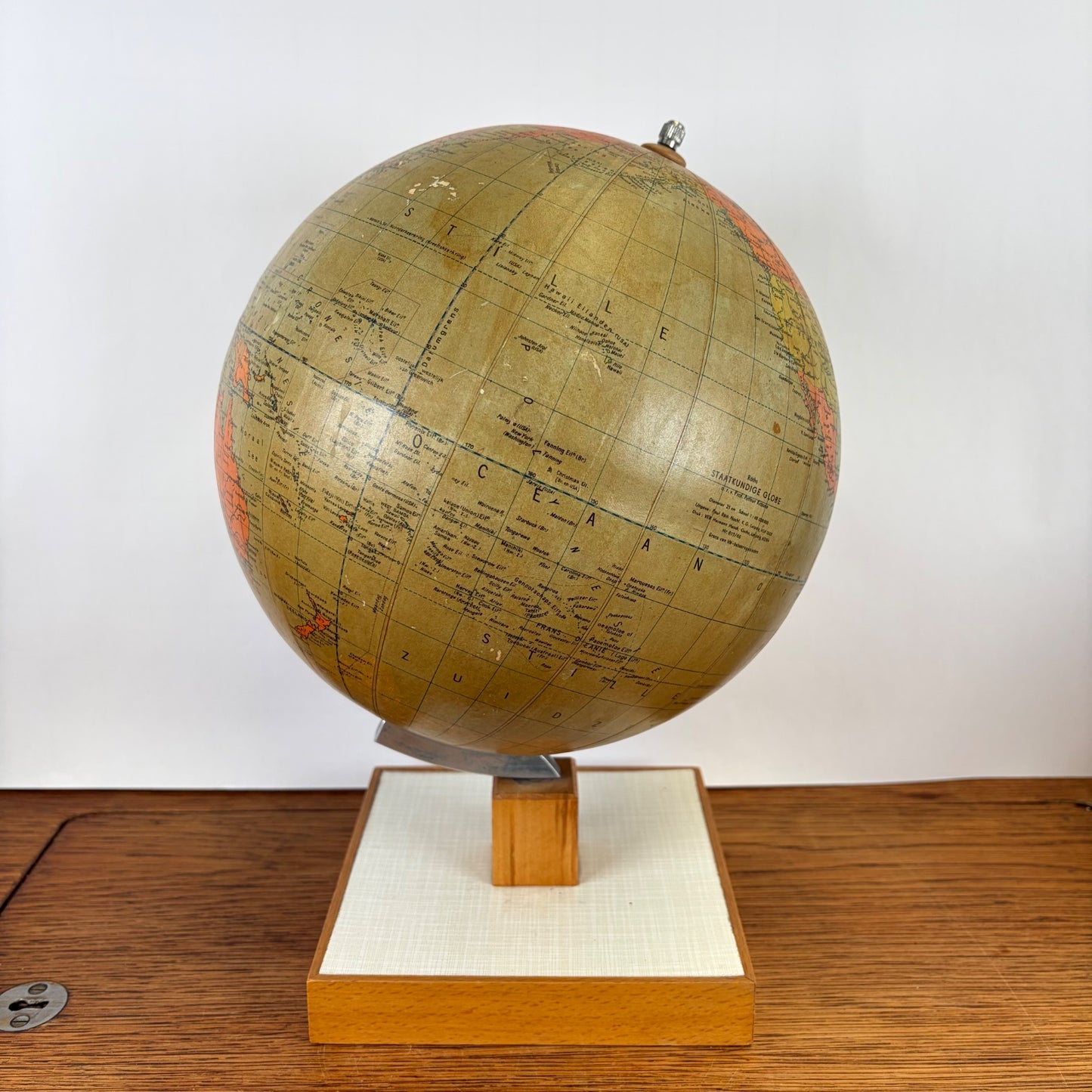 Vintage staatkundige wereldbol op houten voet jaren 60