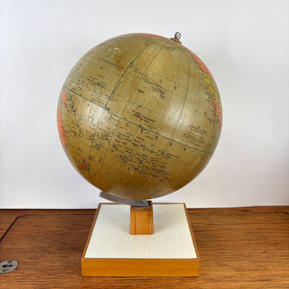 Vintage staatkundige wereldbol op houten voet jaren 60