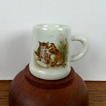 Kleine bierpul hond en kat