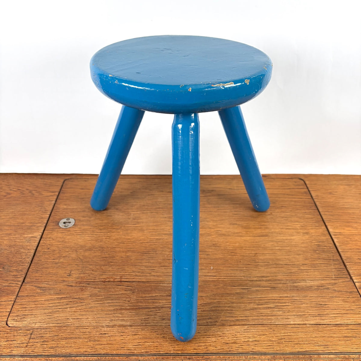 Vintage houten krukje blauw drie poot