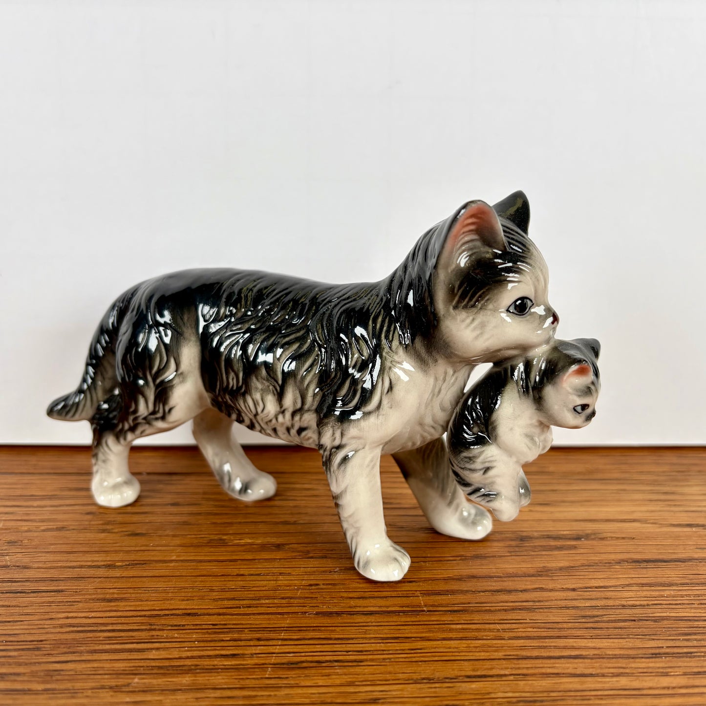 Vintage porseleinen kat met kitten