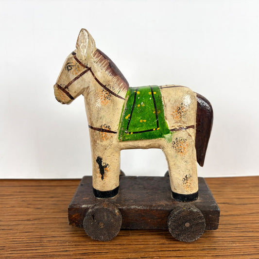 Vintage houten paardje op wieltjes