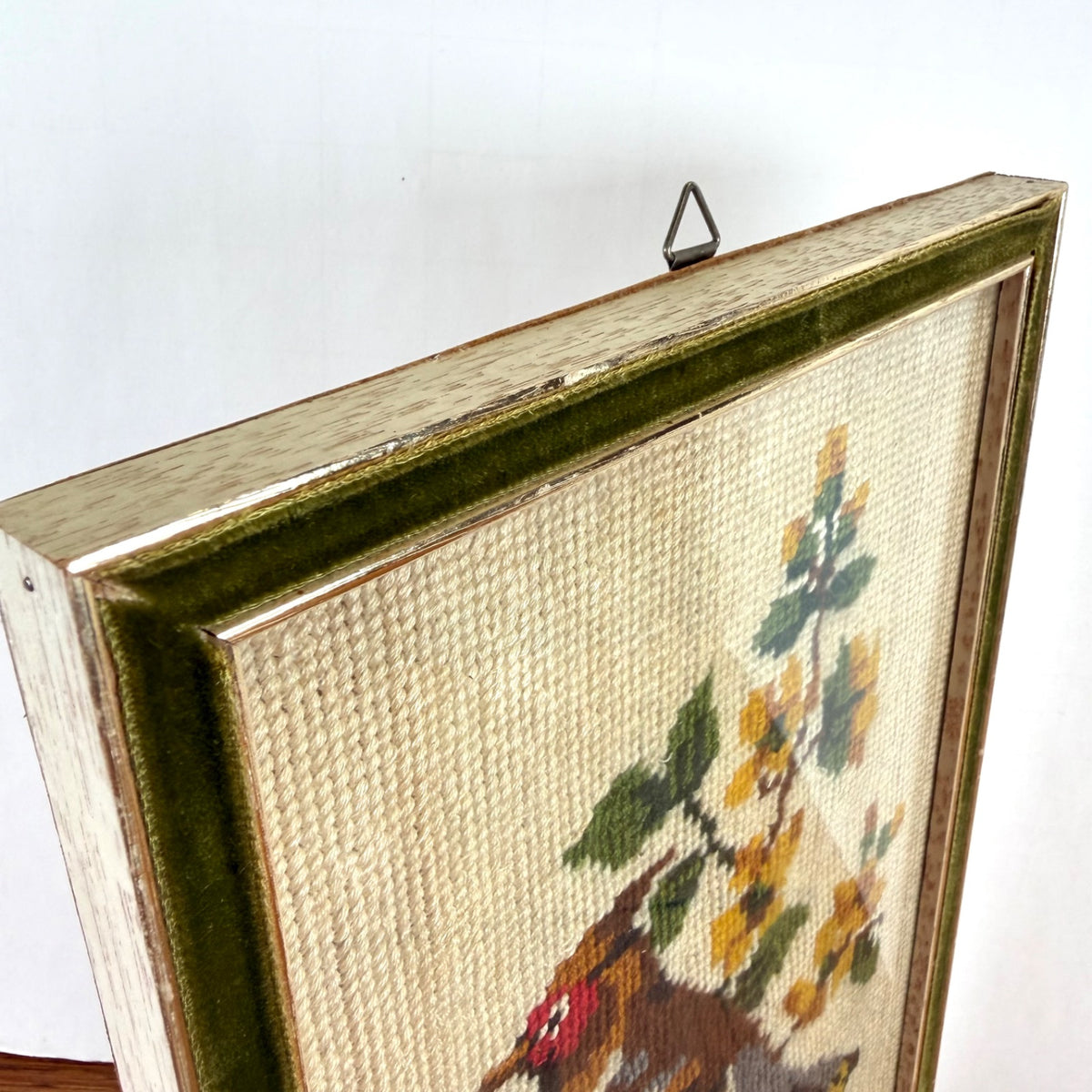 Vintage geborduurd schilderijtje vogel