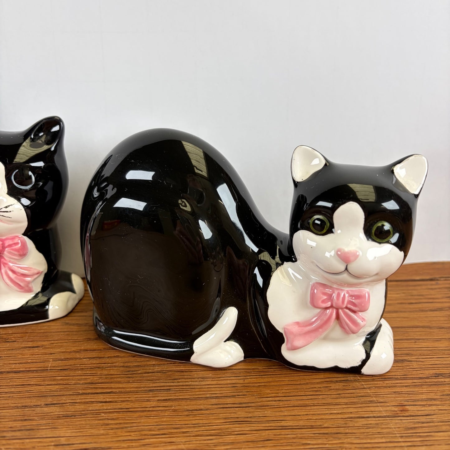 Vintage katten zwart-wit met roze strikje