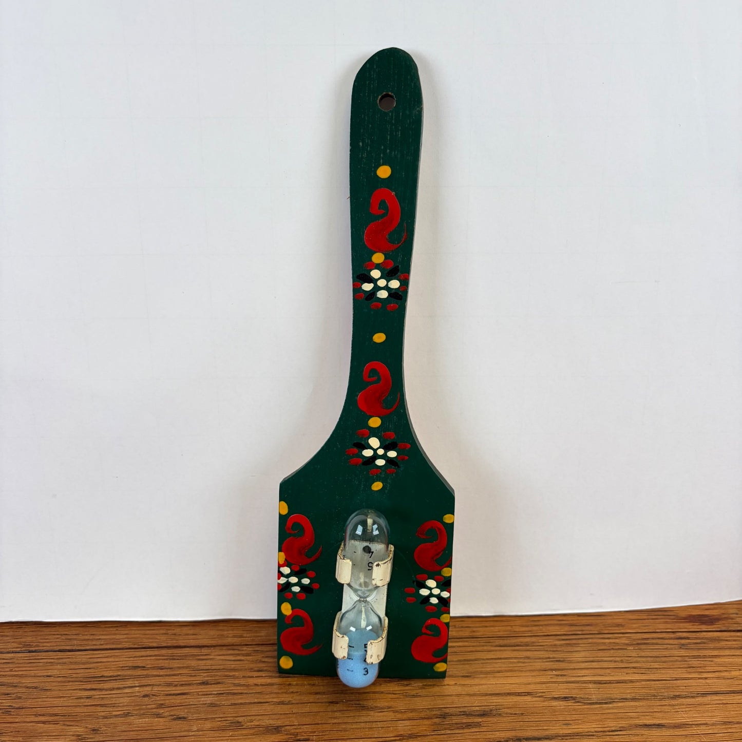 Vintage zandloper houten spatel groen geschilderd