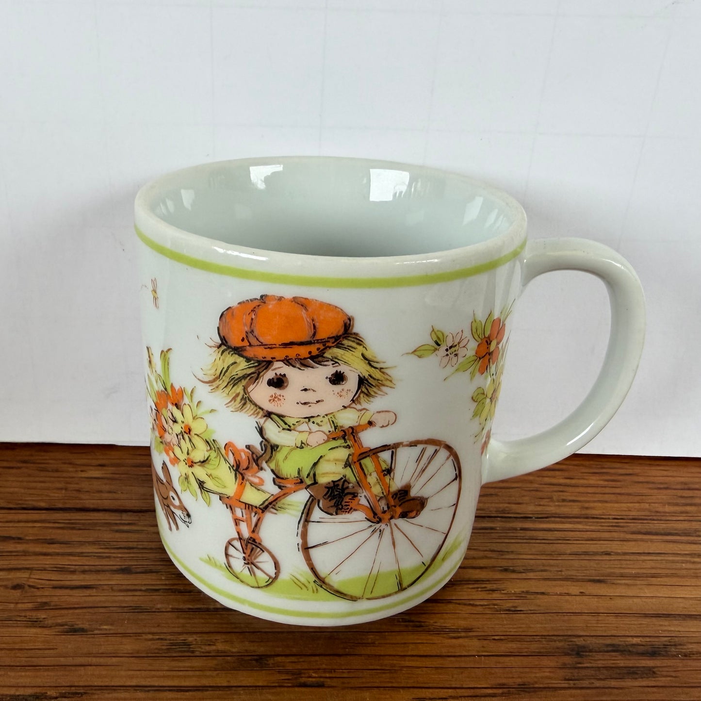 Vintage mok kindje op fiets