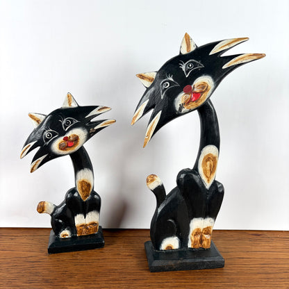2 vrolijke houten katten