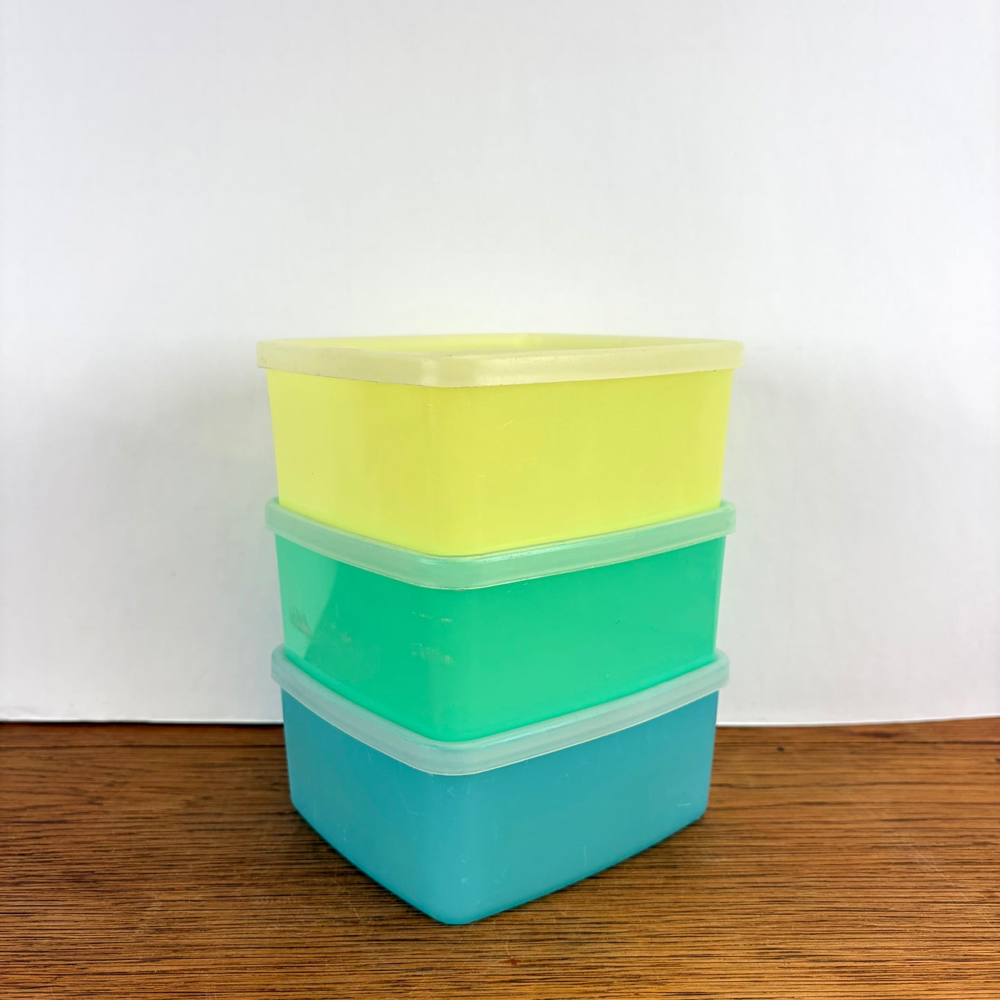Vintage Tupperware bakjes pastel geel, groen en blauw