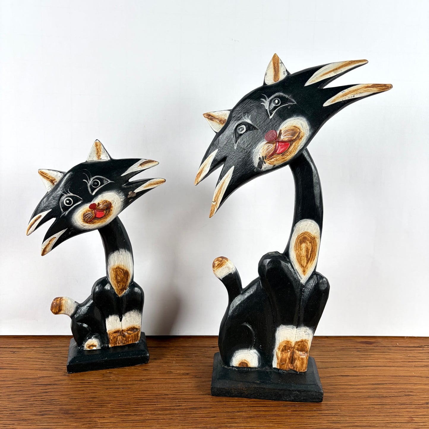 2 vrolijke houten katten