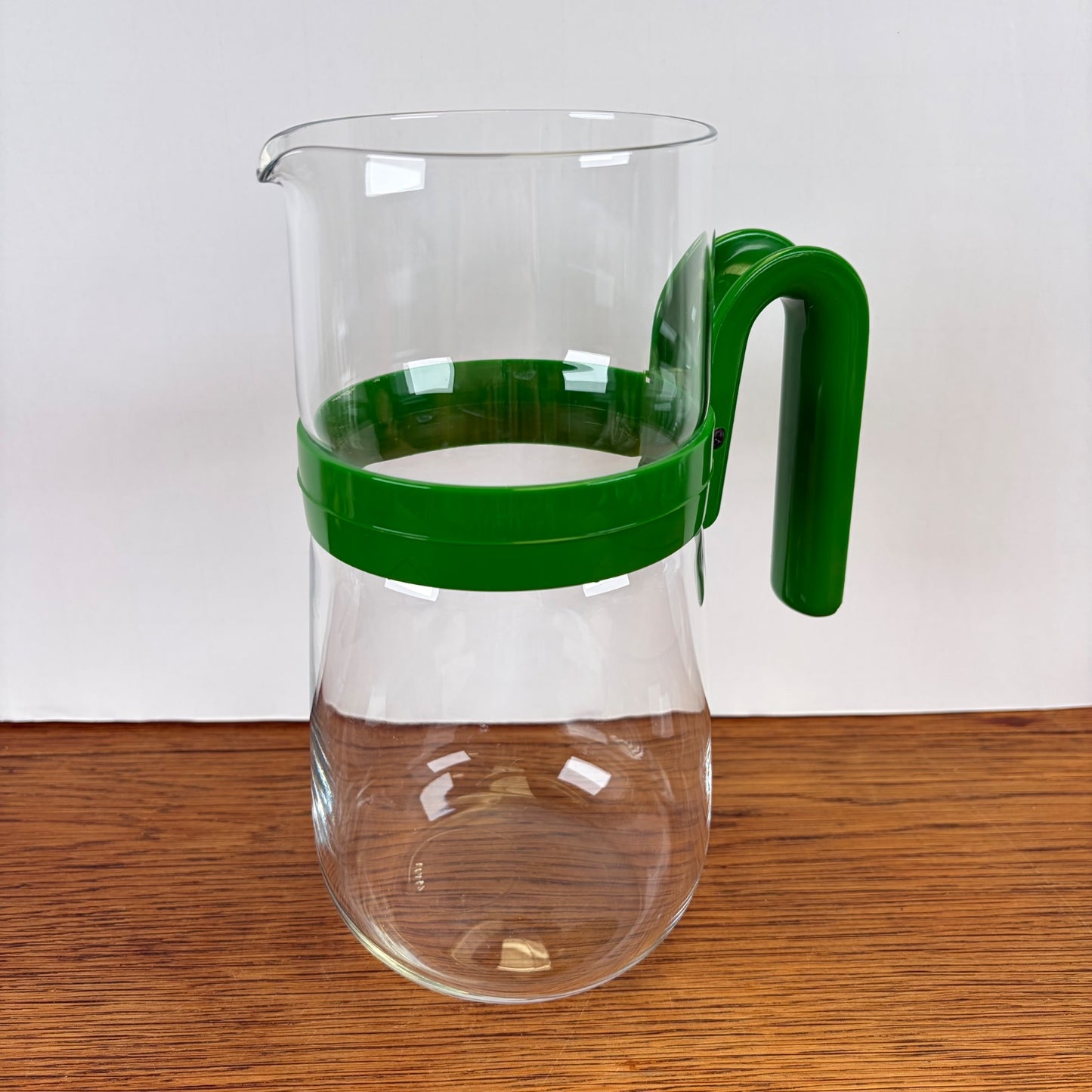 Vintage waterkan met groene kunststof houder