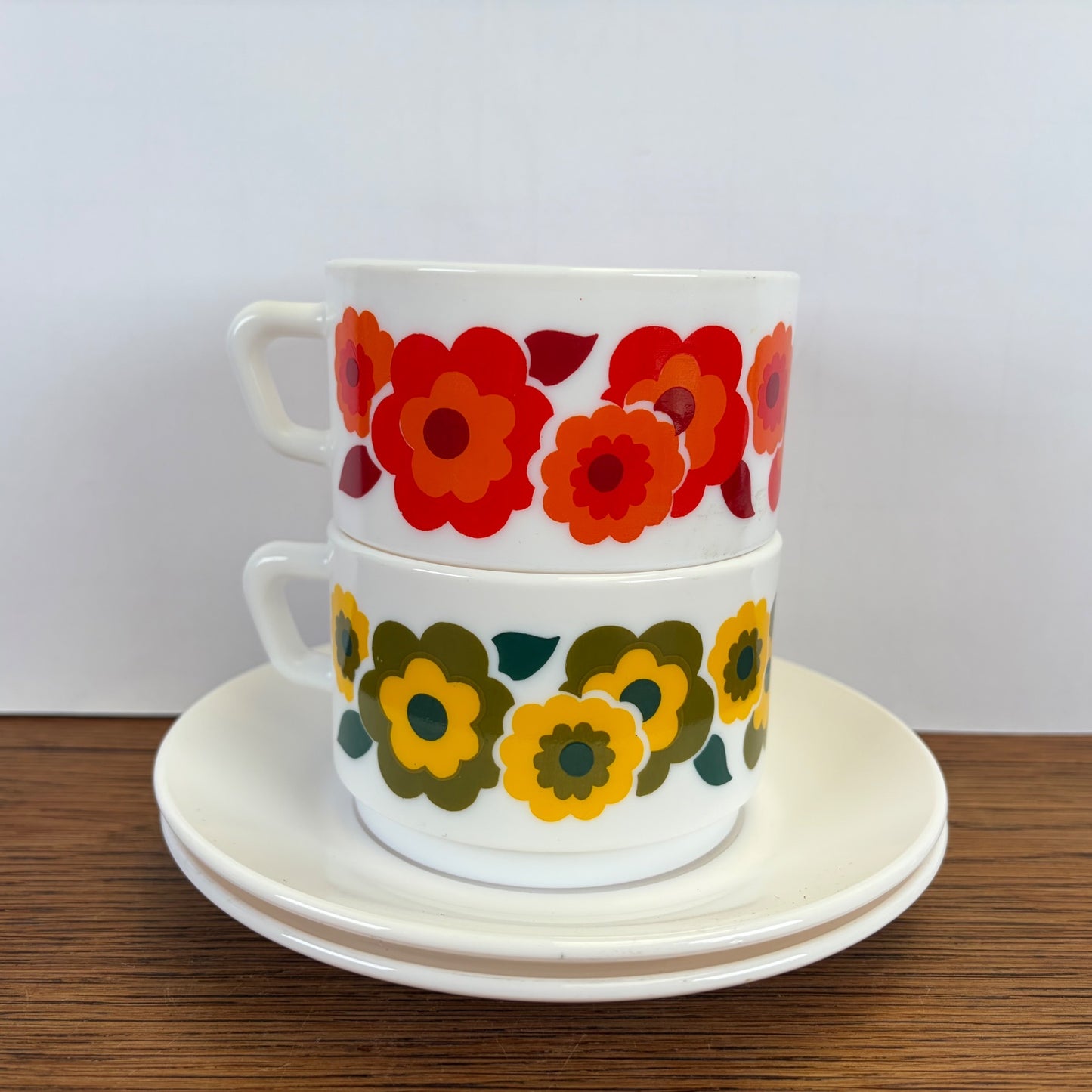 Vintage Arcopal Lotus kop en schotel set bloemen rood en geel