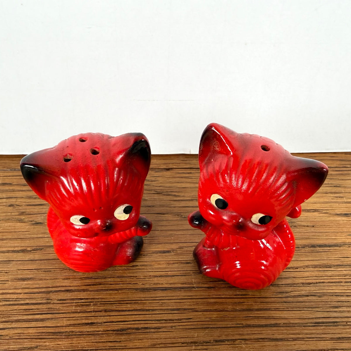 Vintage peper- en zout stel rode katjes