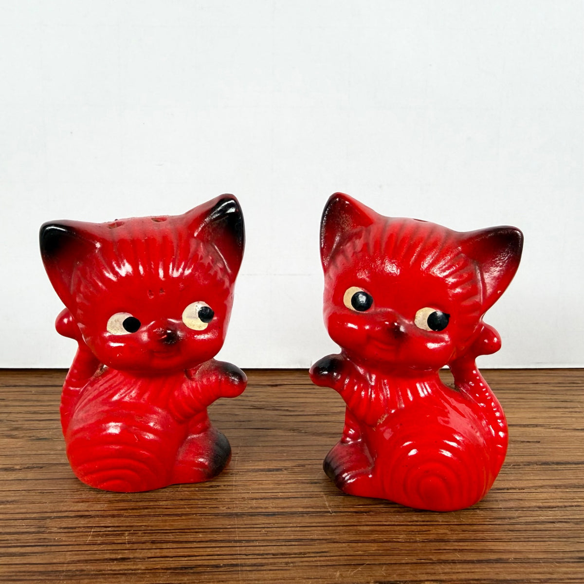 Vintage peper- en zout stel rode katjes