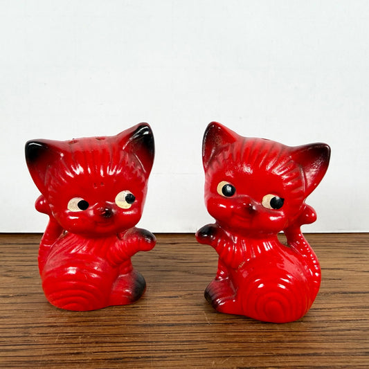 Vintage peper- en zout stel rode katjes