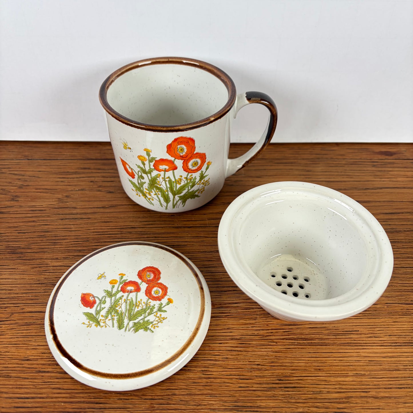 Vintage theekopje met deksel en zeef klaprozen