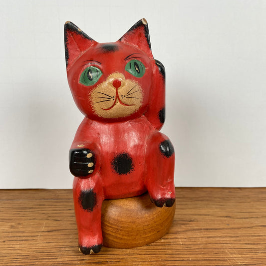 Rode zittende kat