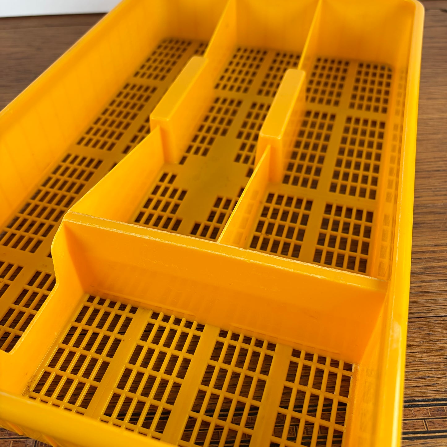 Vintage okergele bestekbak