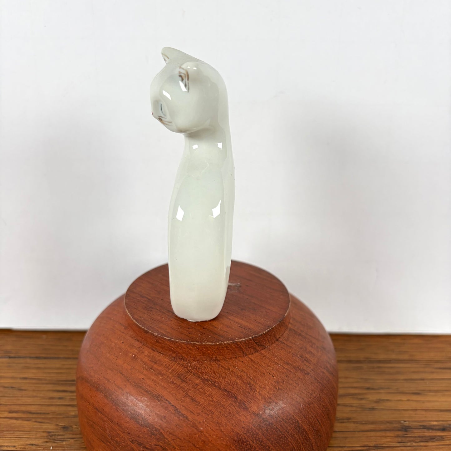 Wit sierlijk kattenbeeldje