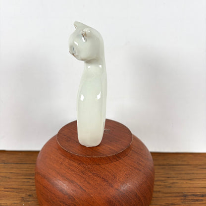 Wit sierlijk kattenbeeldje