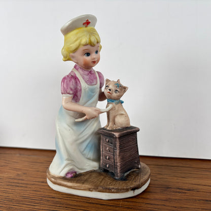 Vintage beeldje verpleegster met katje