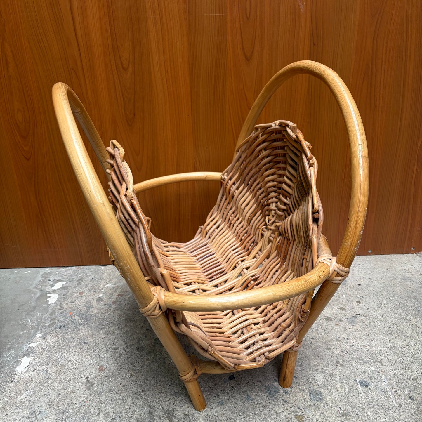 Vintage rotan krantenmand