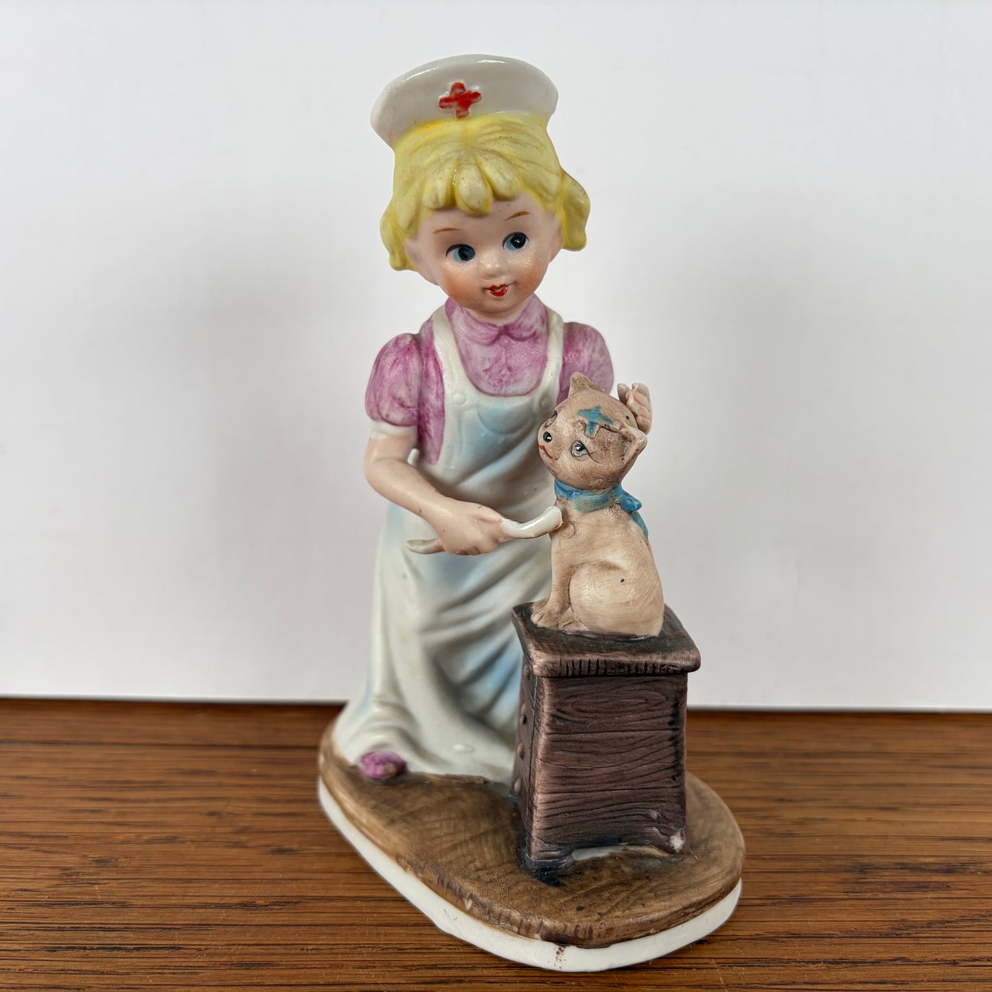 Vintage beeldje verpleegster met katje