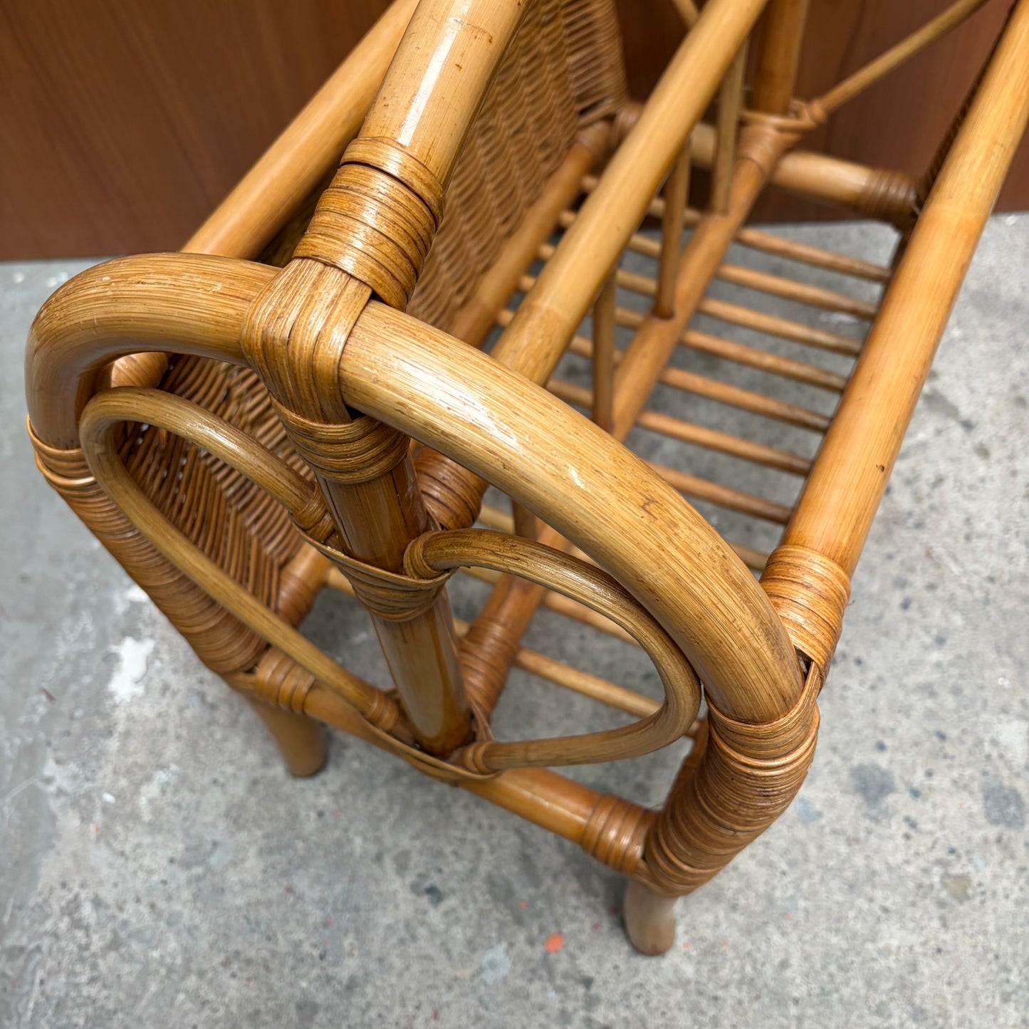 Vintage rotan krantenbak